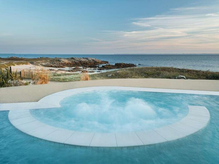 Outdoor pool at Sofitel Quiberon Thalassa Sea & Spa, overlooking the Atlantic Ocean with panoramic sea views and comfortable sun loungers.