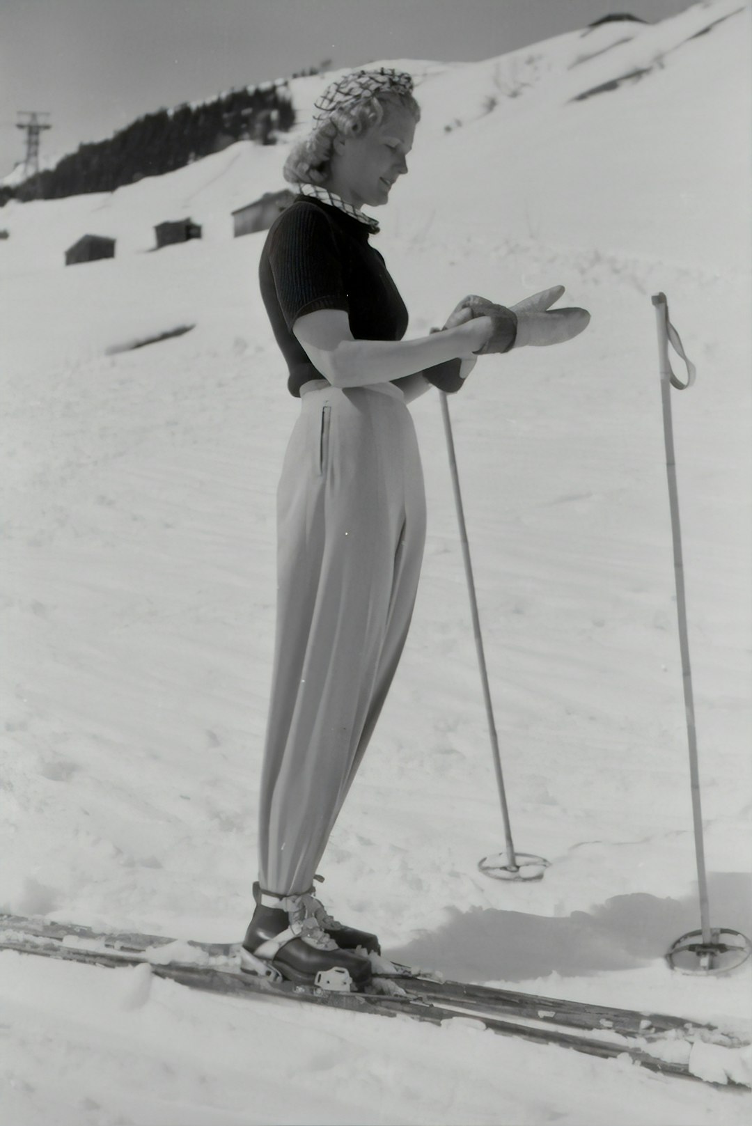 Black and white photo of a female skier from the 1960s, representing the excellent snow conditions and classic ski terrain of Lech-Zürs, Austria.